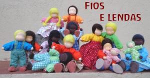  A professora fala das raças que formaram o povo brasileiro e suas cores: brancos, negros, vermelhos e amarelos. Mathias, que aprendeu a diferenciar as pessoas apenas pelos nomes, escuta atento. Ela pergunta:  -Você Mathias, de que cor é? Ele olha para o braço e responde:  - Sou salmão! 