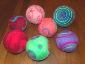 e Bolas... estas foram feitas por crianças de aproximadamente 12 anos, com orientação da artista.Vamos aprender?Começamos pela Bola fioselendas@gmail.com