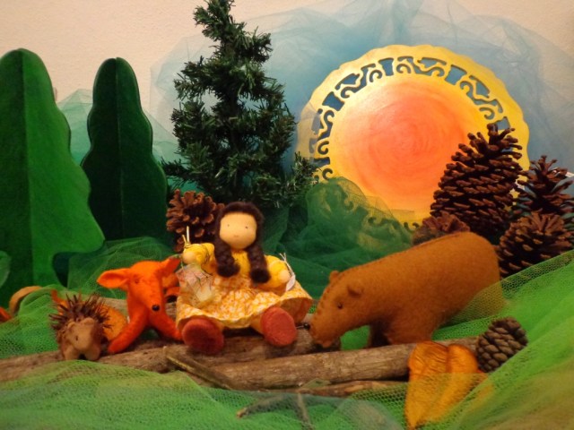 Peças para mesa de época MENINA DA LANTERNA  1 boneca menina do Atelier de Bonecas Evi mais kit Fios e Lendas: 1 lanterna, 1 ouriço, 1 raposa, 1 urso, 1 pinheiro papel, 2 pinheirinhos MDF, 1mandala dia/noite, tule em cores variadas, pinhas, sementes e gravetos.