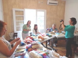 O segundo dia da oficina começou com muita alegria e com troca de presentes!